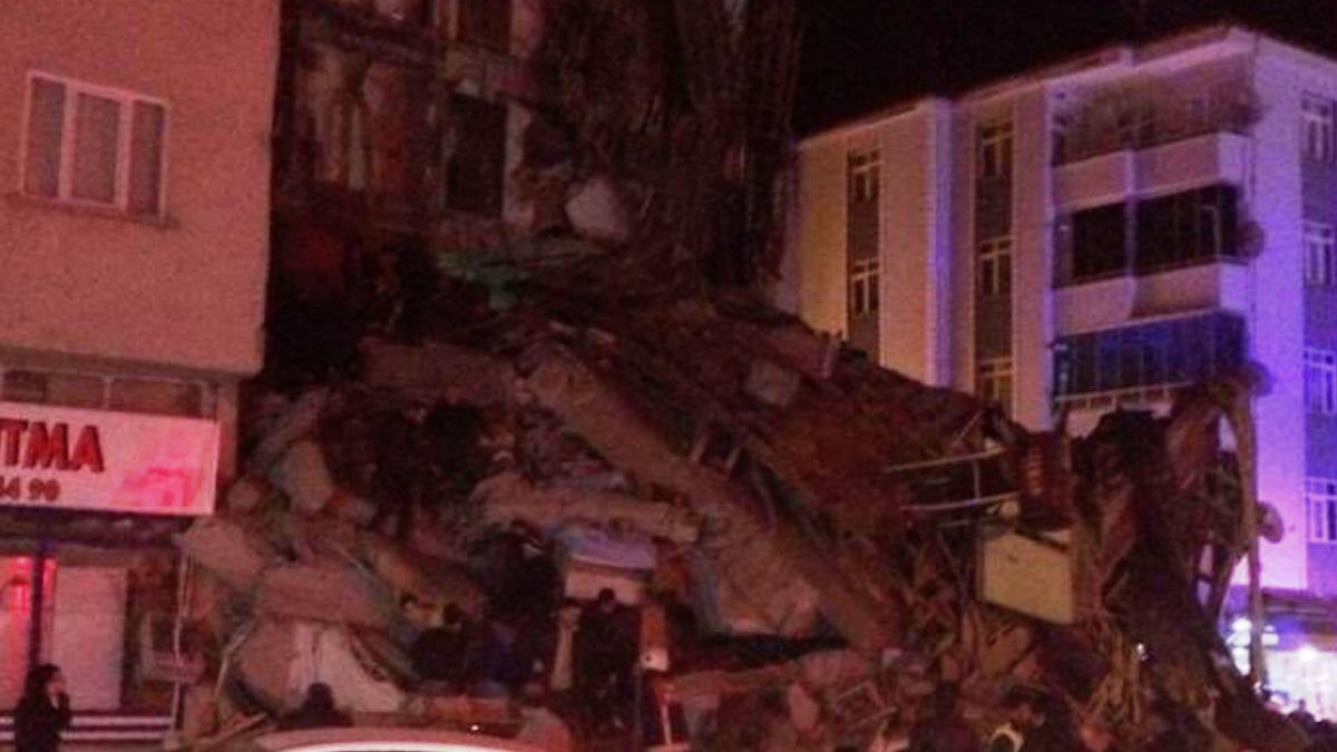 Nejméně 14 mrtvých. Počet obětí zemětřesení v Turecku roste